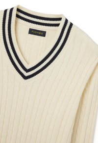 V-hals trui in crème met zwart-wit gestreepte boord. Gestructureerd kabelgebreid patroon. Label met de tekst "PIOMBO."