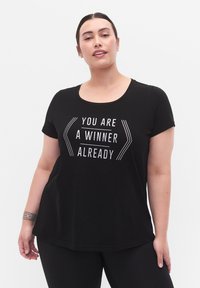 Active by Zizzi TRAININGS - T-shirt imprimé - black w winner