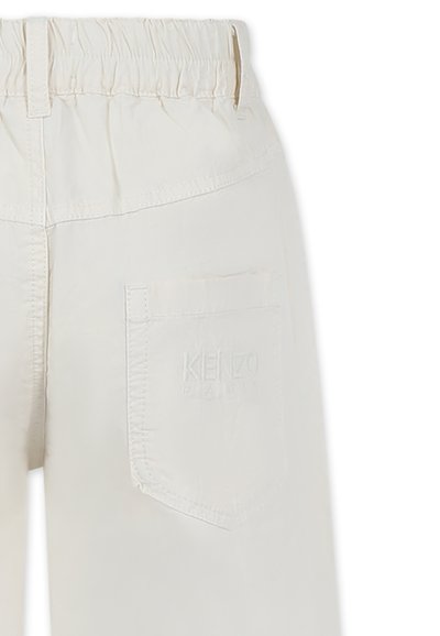Licht beige broeken met een elastische tailleband, voorzien van een achterzak met een reliëf van de tekst "KENZO PARIS" en een gladde stofstructuur.