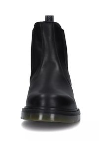Stivali alla caviglia in pelle nera con punta arrotondata, pannelli elastici laterali e una suola in gomma testurizzata bassa. Dotati di una linguetta per una facile calzata.