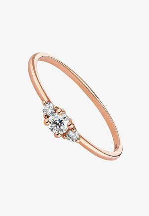 Anillo de oro rosa que presenta tres diamantes redondos, engastados en suaves garras con una banda pulida. Diseño delgado con una apariencia delicada en general.