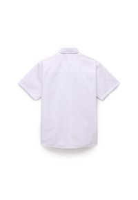 Kurzarm-weiße Hemd, schlichtes Design, glatte Textur, Button-Down-Kragen, Rückenpasse-Detail, gerader Saum, keine Muster oder Akzente.
