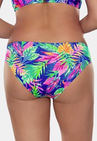 Chiloți de bikini cu o bază bleumarin și un model vibrant de frunze tropicale în nuanțe de roz, verde și portocaliu. Textură netedă și un design cu talie medie.