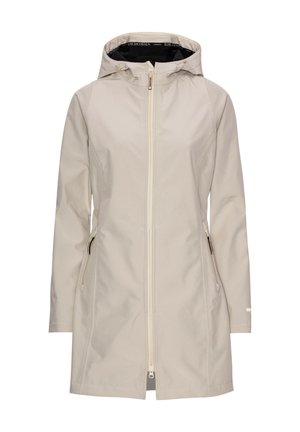 Chaqueta impermeable beige con capucha, cremallera frontal y bolsillos laterales. Textura suave, diseño hasta la rodilla y capucha ajustable.