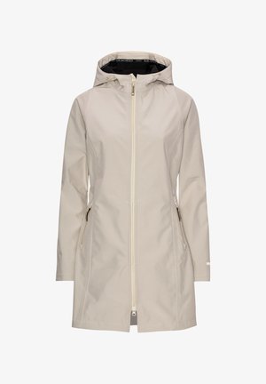 Chaqueta impermeable beige con capucha, cremallera frontal y bolsillos laterales. Textura suave, diseño hasta la rodilla y capucha ajustable.