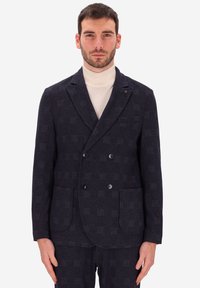 Blazer doppiopetto blu navy con motivo a quadri, due tasche frontali e colletto a rever. Realizzato in tessuto testurizzato con bottoni scuri.