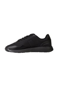 Juodas sportinis sneakersas su tekstūruota tinklinė viršutine dalimi, raištelių uždarymu ir raštuota guma surinkta pado dalimi, rodomas šoniniame profilyje priešais baltą foną.