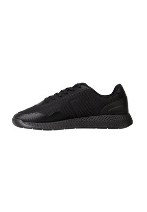 Adidași atletici negri cu un superior din plasă texturată, închidere cu șireturi și talpă de cauciuc cu model, prezentați în profil lateral pe un fundal alb.