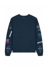 Tums zilas sporta krekls ar garām piedurknēm. Pazīmes ar vairākiem krāsainiem grafikiem un tekstu uz piedurknēm, tostarp sirdīm un krusta dizainu.