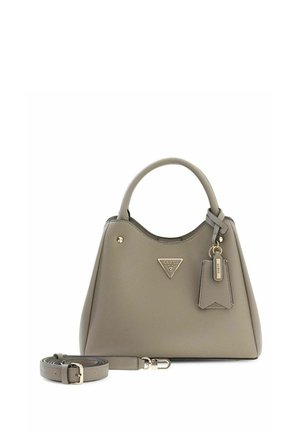 Sac à main Gray Guess avec poignées supérieures, bandoulière amovible et une étiquette de marque suspendue à une des poignées.