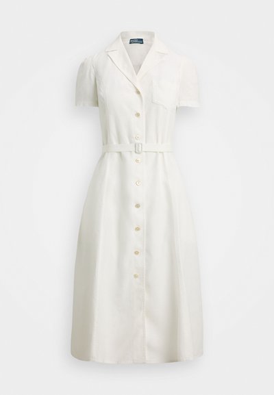 Svetlo smetanasta obleka do kolen s ovratnikom, kratke napihnjene rokave, sprednjimi gumbi in usklajeno pasom v pasu. Satenska tekstura.