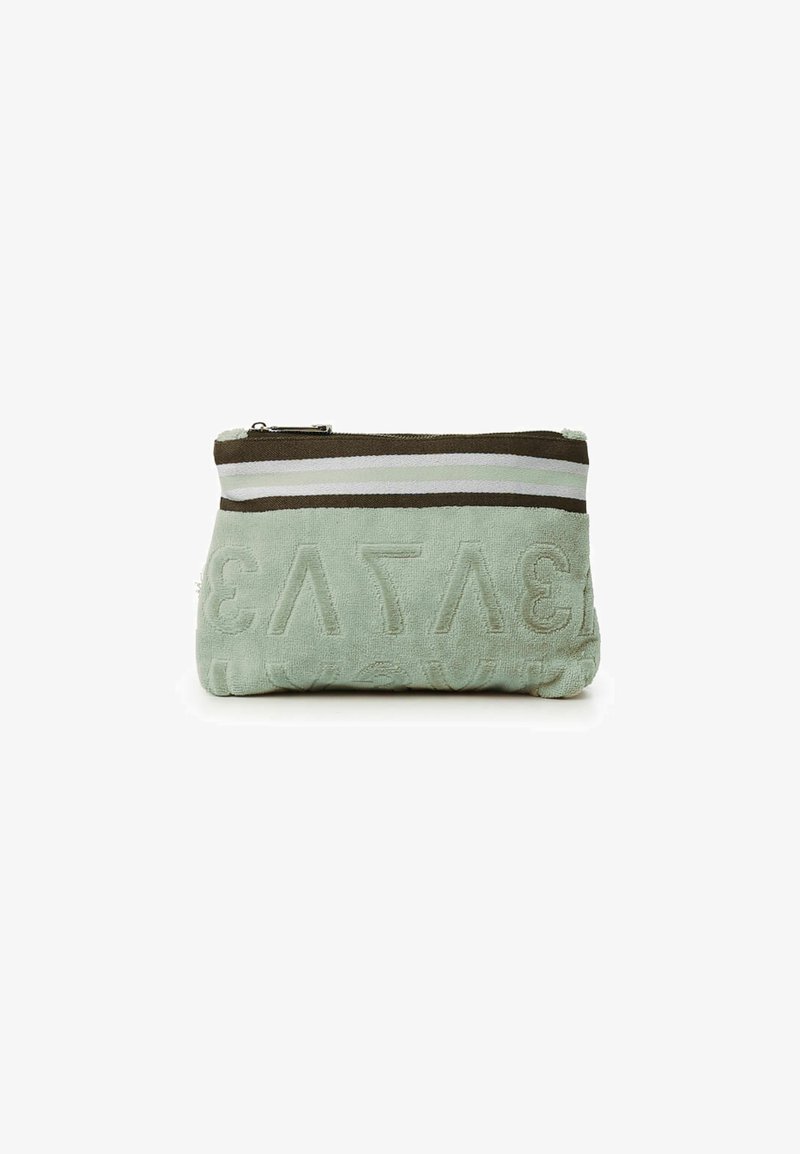 Bolsita de color verde menta con exterior texturizado, que presenta letras en relieve. La banda superior tiene rayas marrones y blancas; cerrada con cremallera.
