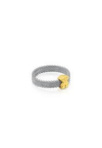 Anillo de malla plateada con un acento de diseño de conejo en tono dorado suave. La textura está tejida, creando una apariencia flexible y ligera.