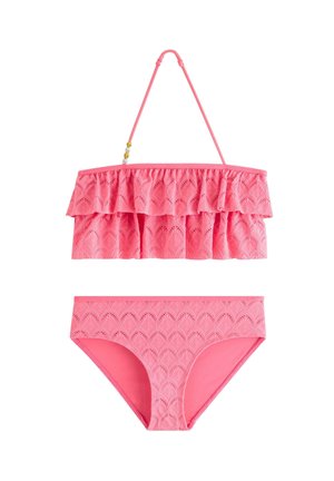 Pink to-delt bikini med bølget øjengarnstof, flæset off-shoulder top og justerbar halterstrop med guldkugler.