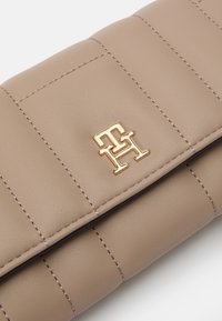 Tommy Hilfiger FEMININE FLAP - Denarnica - coastal taupe