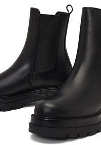 Stivali Chelsea neri con tomaia in pelle liscia, pannelli laterali elasticizzati, suola in gomma robusta e linguetta posteriore per una maggiore facilità di calzata. Caratterizzati da un design chunky.