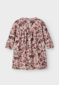 Vaaleanpunainen kukkamekko pitkillä hihoilla, jossa on kerrottu vyötärö ja pieni röyhelöpääntie, koristeltu monivärisillä kukilla ja lehdillä.