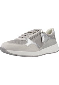 Zapatilla deportiva de color gris claro que presenta una combinación de suaves materiales de ante y malla, detalles en plata, puntera redondeada y una suela de goma texturizada.