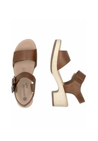 Sandali in pelle marrone con due ampie cinghie e una fibbia laterale, caratterizzati da un tacco in legno a strati e suole lisce di colore chiaro.