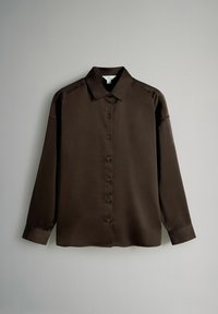 Brun langærmet skjorte lavet af glat stof med knaplukning foran, klassisk krave og manchetter; har sorte knapper og en afslappet pasform.