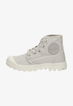 Stivaletti alla caviglia in tela grigia chiara con punta in gomma rotonda, lacci tono su tono, suola intermedia testurizzata e patch circolare con logo sul lato.