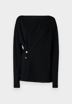 Czarna bluzka z długim rękawem, z dekoltem odsłaniającym ramiona, z drapowanym przodem oraz trzema ozdobnymi guzikami w kolorze białym, złotym i brązowym po bokach.