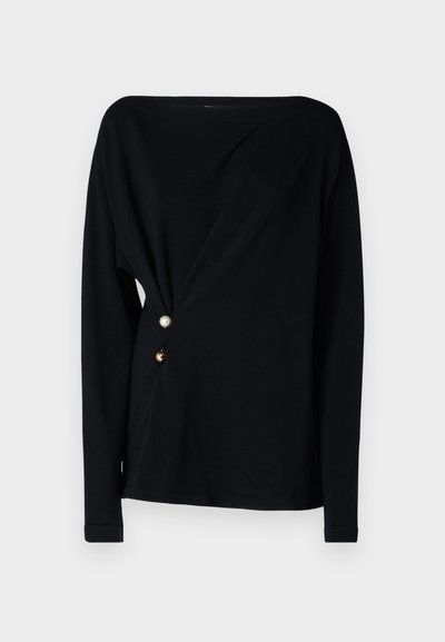 Top preto de manga longa com decote fora dos ombros, frente drapeada e três botões decorativos nas cores branco, dourado e castanho de um lado.