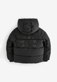 Crna puffer jakna s kapuljačom, s izvezenim dizajnom, velikim logotipom na leđima i elastičnim manžetama za čvrsto pristajanje.