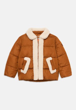 Jachetă maro matlasată cu guler din blană artificială albă de tip shearling, margine frontală și căptușeli la buzunare, prevăzută cu fermoar frontal și buzunare cu capse.