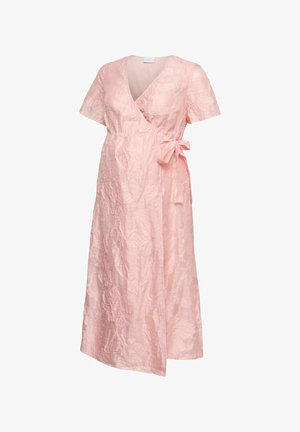 Lichtroze gewikkelde jurk met textuur, korte mouwen en zijstrik, midi-lengte, met een V-hals en een subtiel bloemenpatroon.