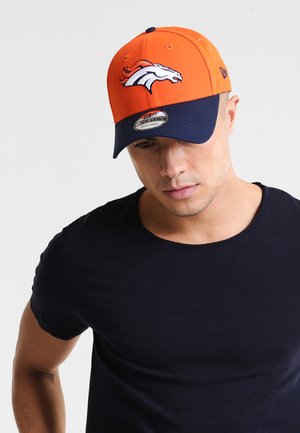 Orange und marineblaues Basecap aus Stoff, mit einem Denver Broncos-Logo auf der Vorderseite, verstellbarer Riemen auf der Rückseite.