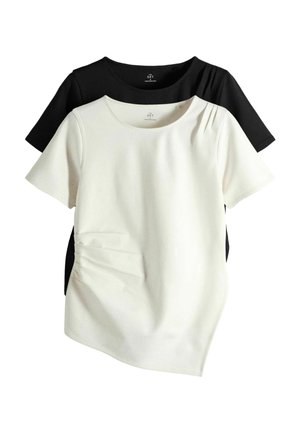 Zwei kurzärmelige Rundhalsshirts, eines weiß mit seitlicher Raffung und eines schwarz, übereinander auf weißem Hintergrund.