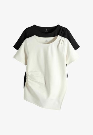 Zwei kurzärmelige Rundhalsshirts, eines weiß mit seitlicher Raffung und eines schwarz, übereinander auf weißem Hintergrund.