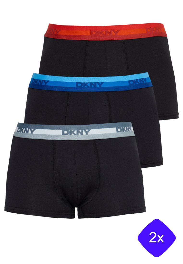 Trzy pary czarnych bokserów z kolorowymi gumkami: czerwonym, niebieskim i szarym, z logo DKNY na każdej z gumek. Materiał mieszanka bawełny.