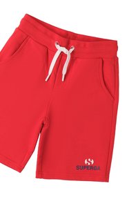 Pantaloni corti rossi con cintura elastica, cordino bianco, due tasche laterali e un piccolo logo blu "SUPERGA" in basso a destra.