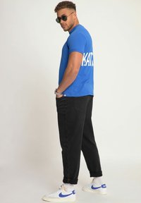 STHUGE T-shirt med print - blue