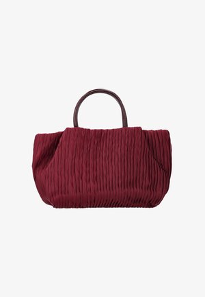 Große burgunderrote Handtasche mit strukturiertem, plissiertem Stoff und zwei dunkelbraunen, abgerundeten Griffen.