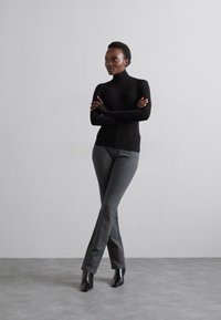 Norma Kamali SLIM FIT LONG SLEEVE TURTLE - Maglietta a manica lunga - black