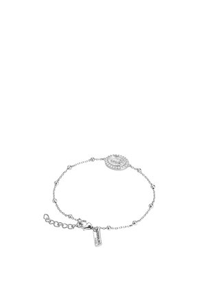 Delicato bracciale a catena in argento con piccole perline, ciondolo ovale inciso con una figura e chiusura a moschettone con una piccola targhetta rettangolare.