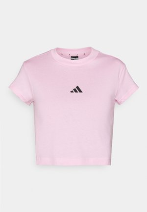 Světle růžové zkrácené tričko z bavlny s kulatým výstřihem a krátkými rukávy, s černým logem Adidas vytištěným na hrudi.