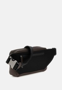 Schwarze, strukturierte Umhängetasche mit Mesh-Einsätzen, einem Reißverschluss und einer silbernen Metallschnalle. Kompaktes Design, geeignet für den Freizeitgebrauch.