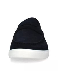 Scarpa nera in suede senza lacci con punta arrotondata e suola in gomma bianca. Presenta cuciture lungo la tomaia e una texture liscia. Non ci sono decorazioni evidenti.
