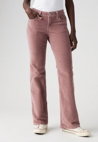 Pantalons évasés en velours côtelé rose poussiéreux, avec un design classique à cinq poches, des coutures ton sur ton et une fermeture à glissière avec un bouton en métal.