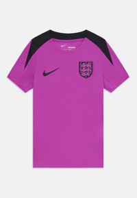 Maillot de sport violet avec des accents noirs, présentant un logo Nike noir et un emblème sur la poitrine. Manches courtes et tissu texturé.