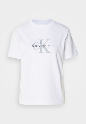 Valge puuvillane T-särk, millel on ümmargune kaelus, lühikesed varrukad ja hall Calvin Klein logo rinna piirkonnas. Klassikalise lõikega disain.