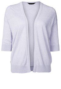 Ljus lavendelkofta, öppen front, trekvartslånga ärmar, stickad textur med mönstrad ok, ribbade mudd och fåll.