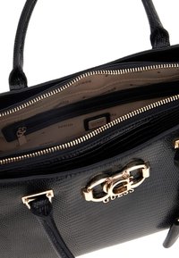 Sac à main structuré noir avec une texture ressemblant à celle de la peau de crocodile. Caractéristiques de quincaillerie couleur or, doubles poignées et un intérieur avec de multiples poches.