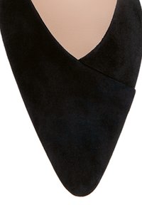 Černé semišové vysoké podpatky s špičatou špičkou, které mají překřížený design na nártu a hladkou vnitřní podšívku.
