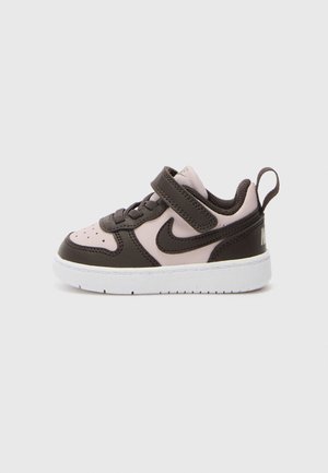 Chaussure Nike pour tout-petit en beige et marron foncé avec bride à scratch, lacets et semelle en caoutchouc blanche sur fond uni.