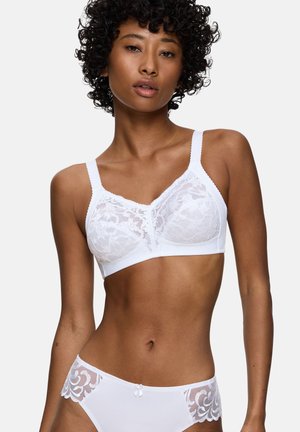 Biały koronkowy biustonosz z szerokimi ramiączkami, zdobiony kwiatowym wzorem, subtelnymi falistymi krawędziami i gładkim paskiem pod biustem. Do kompletu białe majtki z koronkowymi zdobieniami.